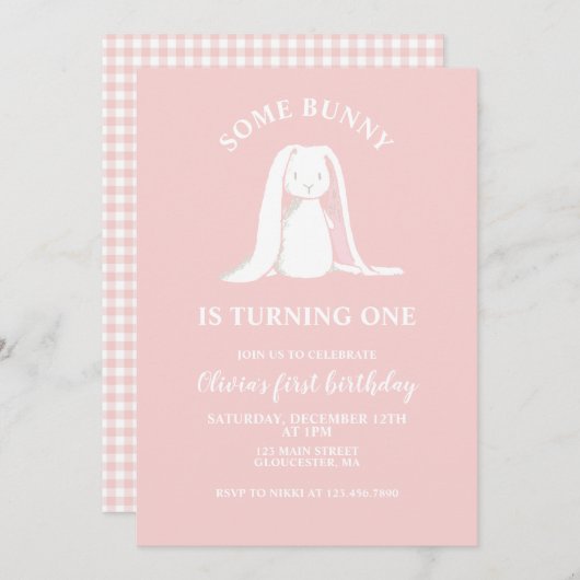 Een of andere Bunny is een roze eerste uitnodiging (Voorkant / Achterkant)