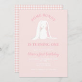 Een of andere Bunny is een roze eerste uitnodiging (Voorkant / Achterkant)