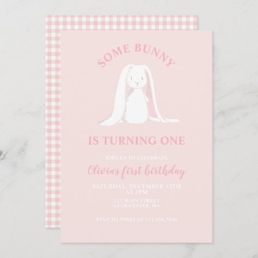 Een of andere Bunny is een roze eerste uitnodiging (Voorkant / Achterkant)