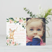 Een of andere konijn draait een eerste verjaardag  kaart (Staand voorkant)