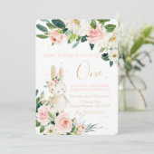 Een of andere konijn wordt een eerste verjaardag kaart (Staand voorkant)