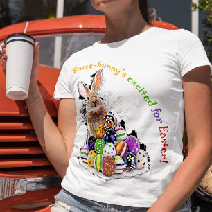 Een of andere konijntje is enthousiast voor Pasen! T-shirt