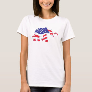 Een olifant gemaakt in een Amerikaanse vlag T-shirt