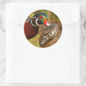 Een onafscheidelijk paar houten eenden ronde sticker (Tas)