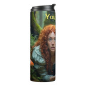 Een ondeugende Halfling vrouw met krullend rood ha Thermosbeker (Gedraaid links)