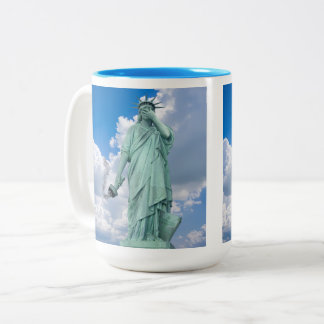 Een ongelukkige Statue of Liberty. Tweekleurige Koffiemok