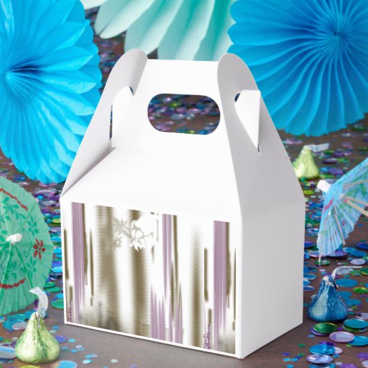 Een ongerept meer genesteld tussen besneeuwde berg bedankdoosjes (Feest)