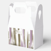 Een ongerept meer genesteld tussen besneeuwde berg bedankdoosjes (Geopend)