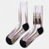 Een ongerept meer genesteld tussen besneeuwde berg sokken (Links)