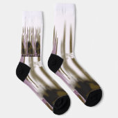 Een ongerept meer genesteld tussen besneeuwde berg sokken (Rechts)