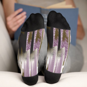 Een ongerept meer genesteld tussen besneeuwde berg sokken