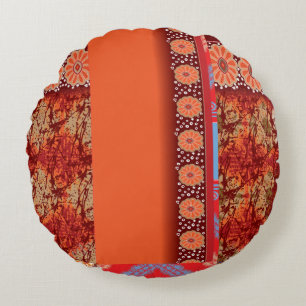 Een ontwerp van een rood en goud patroon rond kussen