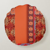 Een ontwerp van een rood en goud patroon rond kussen (Achterkant)