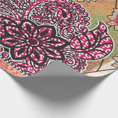 Een ontwerp van een roze en bruin paisley patroon cadeaupapier (Hoek)