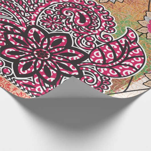 Een ontwerp van een roze en bruin paisley patroon cadeaupapier (Hoek)