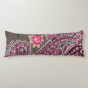 Een ontwerp van een roze en bruin paisley patroon lichaamskussen
