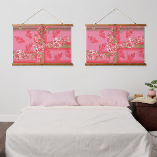 Een ontwerp van een roze en gouden achtergrond met hangend wandkleed
