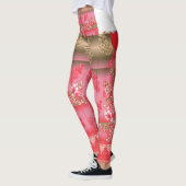 Een ontwerp van een roze en gouden achtergrond met leggings (Links)