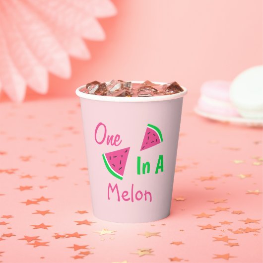 Eén op een meloen op de eerste verjaardag papieren bekers (Insitu)