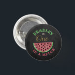Eén op een Melon Chalkboard op de eerste verjaarda Ronde Button 3,2 Cm<br><div class="desc">Vier in stijl met deze leuke en zeer trendy 1e verjaardagsfeestknoppen. Het ontwerp is gemakkelijk te personaliseren met uw speciale evenementenbewoording en uw gasten zullen blij zijn wanneer ze deze fantastische knoppen ontvangen. Overeenkomende partij items zijn te vinden in de collectie.</div>