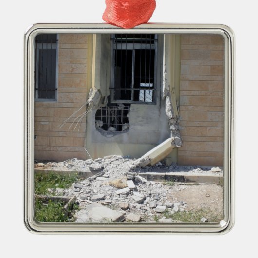 Een op een raket geprojecteerde renade metalen ornament (Voorkant)