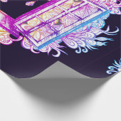 Een open  venster met slangen tegen een achtergron cadeaupapier (Hoek)