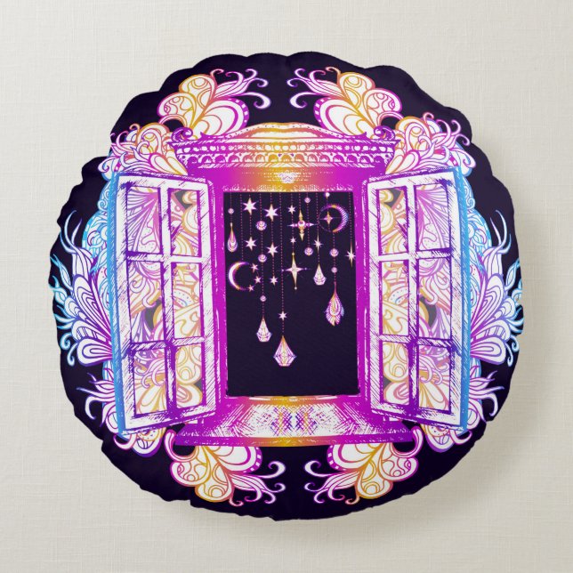 Een open  venster met slangen tegen een achtergron rond kussen (Voorkant)