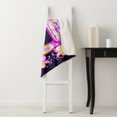 Een open  venster met slangen tegen een achtergron sherpa deken (In situ)