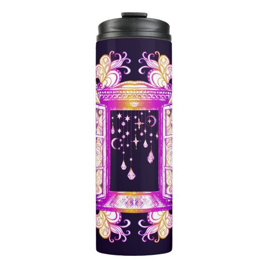 Een open  venster met slangen tegen een achtergron thermosbeker (Voorkant)