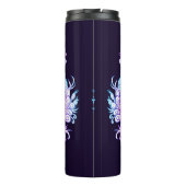 Een open  venster met slangen tegen een achtergron thermosbeker (Achterkant)