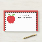 Een opmerking van leraar met rode appel post-it® notes (Op bureau)