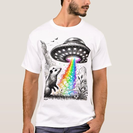 Een opossum met een paar vogels en een ufo t-shirt (Voorkant)