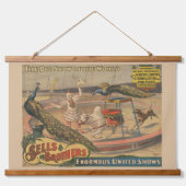 Een optredende zebu en pauw met clown trainer hangend wandkleed (Voorkant)