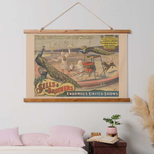 Een optredende zebu en pauw met clown trainer hangend wandkleed (Slaapkamer)