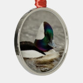 Een opvallende bufferwagen zwemt door metalen ornament (Rechts)