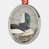 Een opvallende bufferwagen zwemt door metalen ornament (Links)