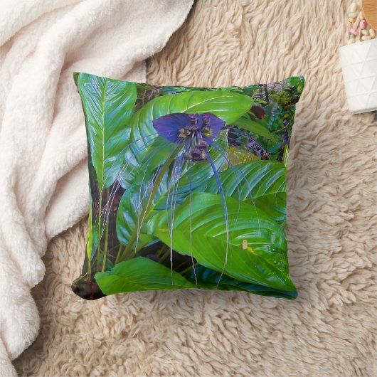 Een opvallende donkerpaarse bloem kussen (Deken)