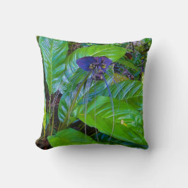 Een opvallende donkerpaarse bloem kussen