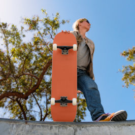 Een oranje achtergrond met een zwarte rand persoonlijk skateboard