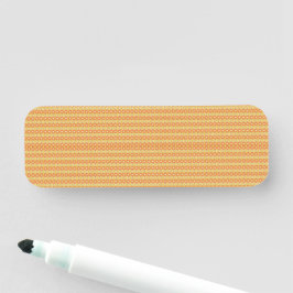 Een oranje en gele achtergrond met kleine stippen naamplaatje