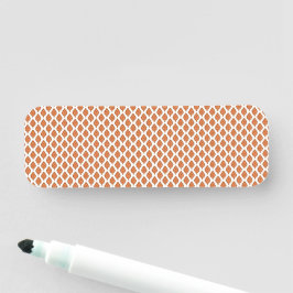 Een oranje en wit geometrisch patroon naamplaatje
