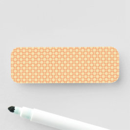 Een oranje en witte achtergrond met een motief naamplaatje