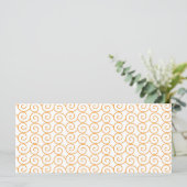 een oranje en witte achtergrond met krullen menu (Staand voorkant)