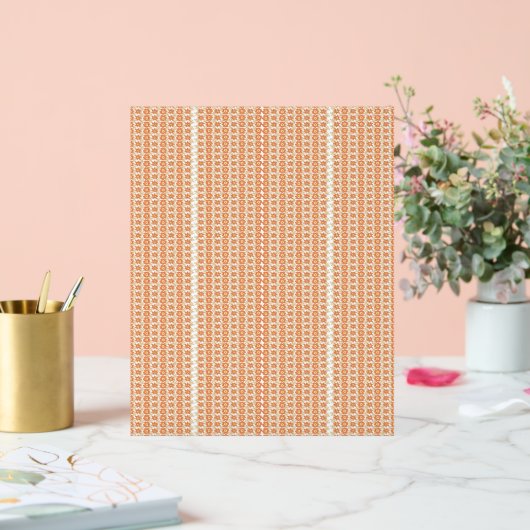 Een oranje en witte gestreepte achtergrond met kle acryl bord (Huwelijk)