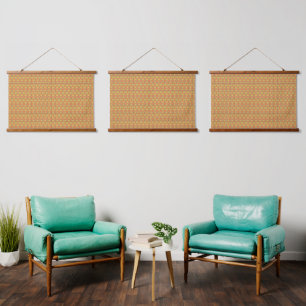 Een oranje, geel en bruin symmetrisch patroon w hangend wandkleed