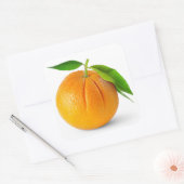 Eén oranje vrucht met bladeren vierkante sticker (Envelop)