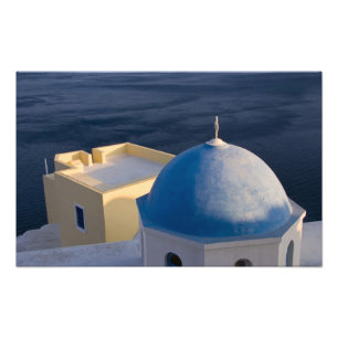 Een orthodoxe kerk nabij de zee, Oia Santorini Foto Afdruk