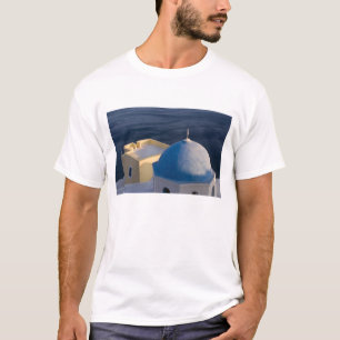 Een orthodoxe kerk nabij de zee, Oia Santorini T-shirt