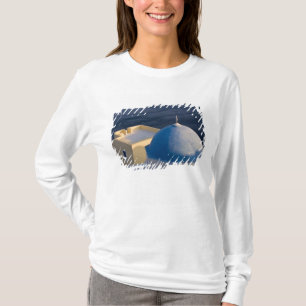 Een orthodoxe kerk nabij de zee, Oia Santorini T-shirt