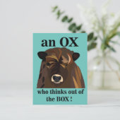 Een os die uit de doos denkt briefkaart (Staand voorkant)